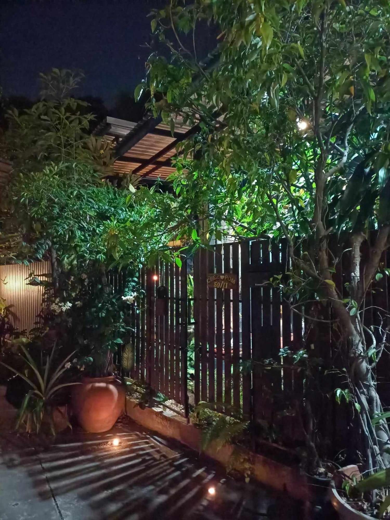 Chez Pom Hotell Chiang Mai Exteriör bild